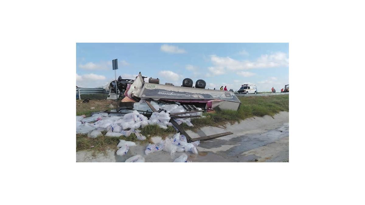 Vuelca tráiler con 20 toneladas de hielo en la autopista Monterrey-Reynosa; conductor queda prensado