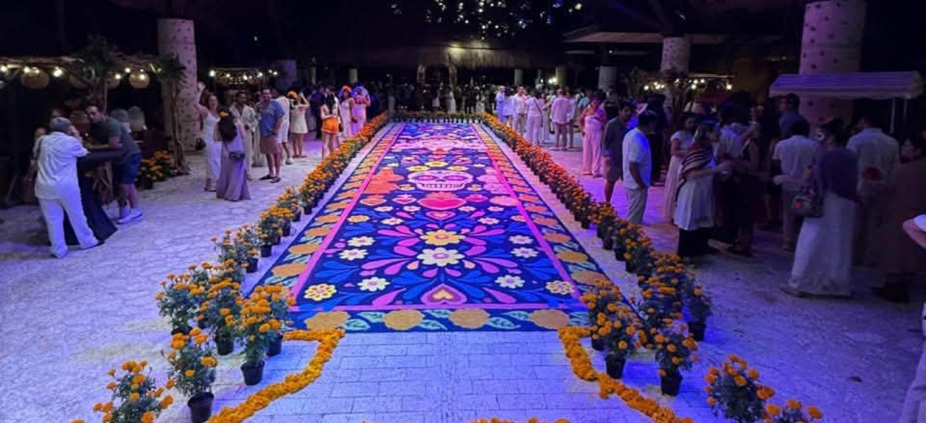Alfombristas de Uriangato impresionan en Xcaret con monumental tapete de arte efímero