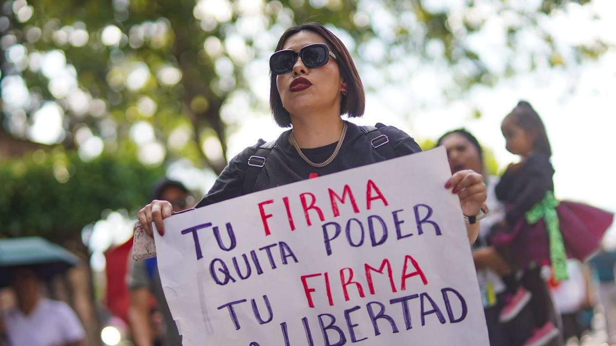 Trabajadores del IMSS marchan en Morelia; exigen aumento salarial del 10%