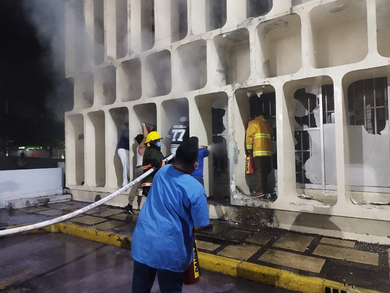 Se incendia farmacia de hospital del IMSS en Veracruz