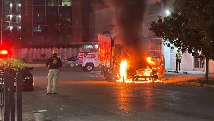 Camioneta de ‘Quesos La Risueña’ termina calcinada tras incendio en Garza Sada en Monterrey
