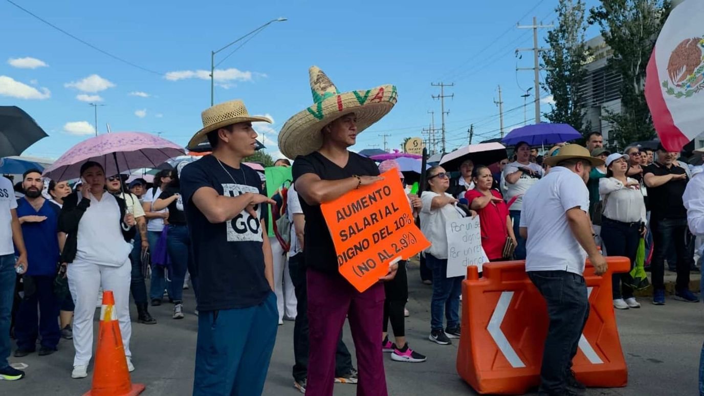 Más de 800 Trabajadores del IMSS se Manifiestan en Ciudad Juárez