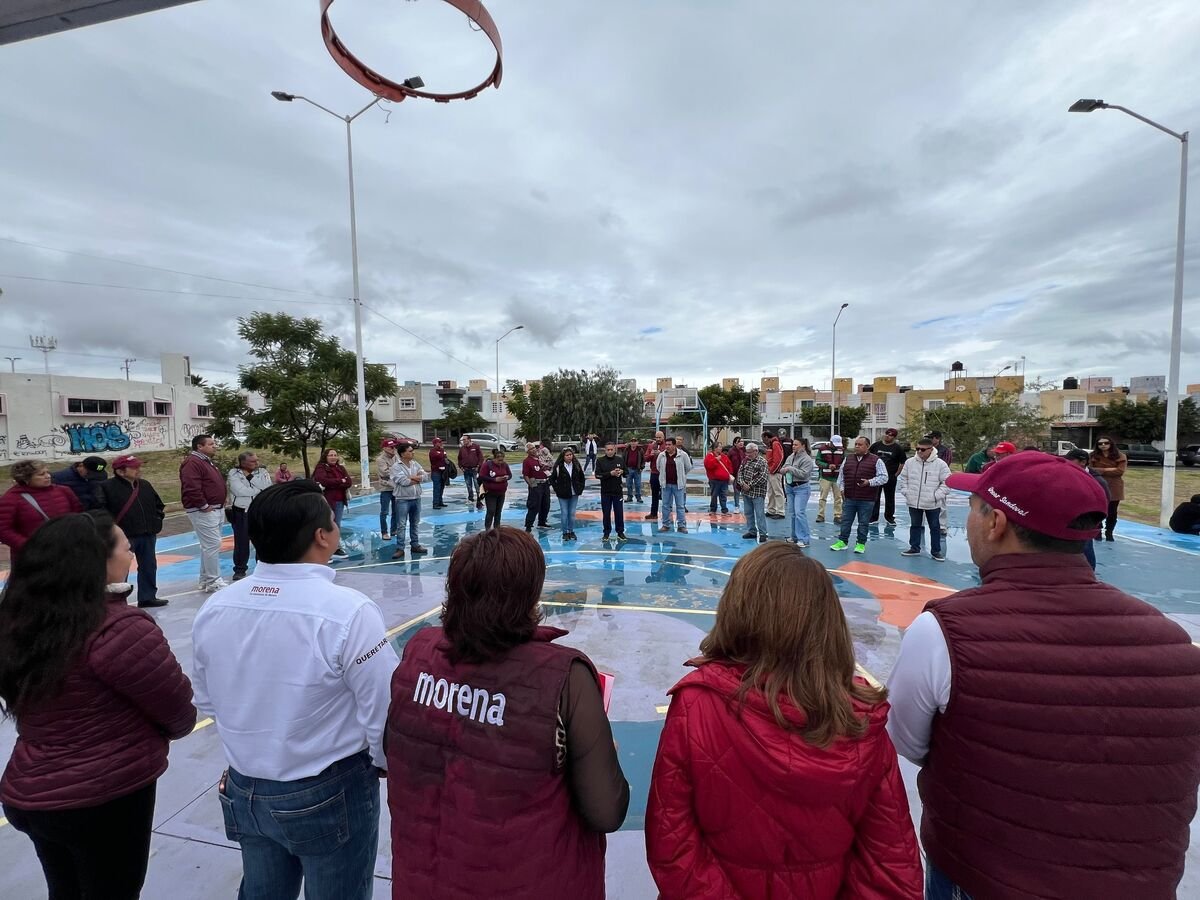 Rosy Sinecio asiste a asamblea informativa en San Juan del Río