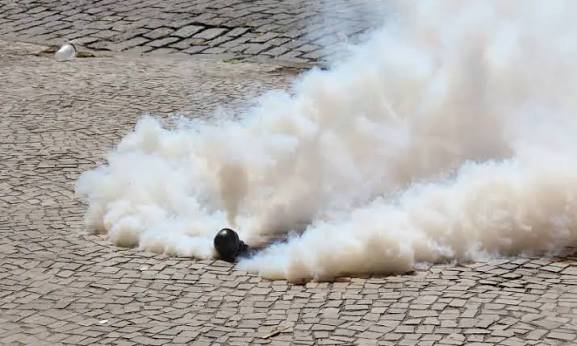 Marcha por agua limpia termina en enfrentamientos y gas lacrimógeno frente a Casa Jalisco