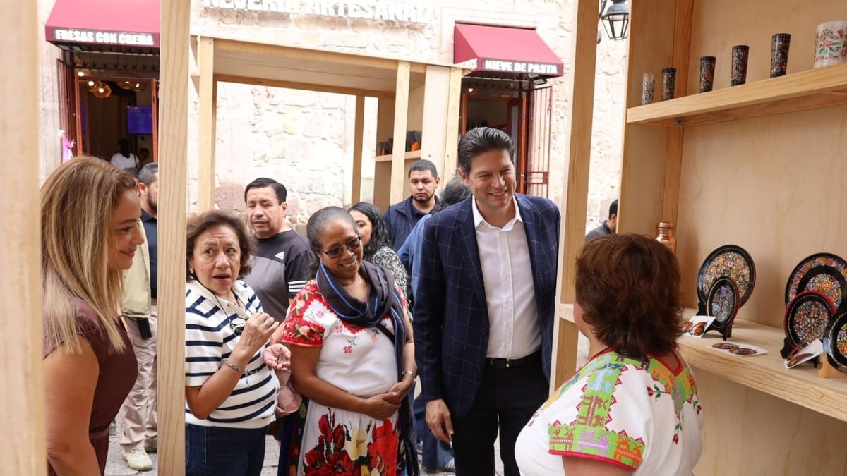 Alfonso Martínez Alcázar invita a disfrutar del bazar de artesanías michoacanas en el Centro de Morelia