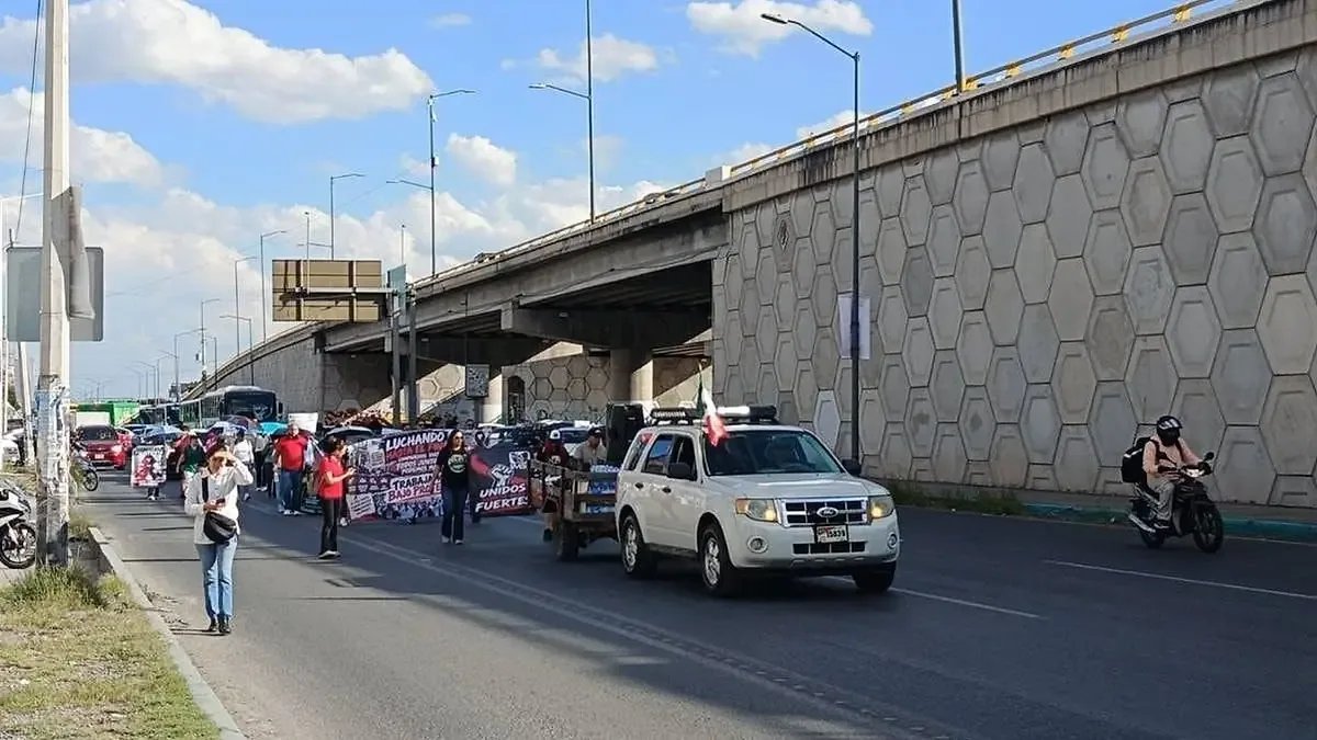 Trabajadores del IMSS marchan en San Luis Potosí; tránsito afectado