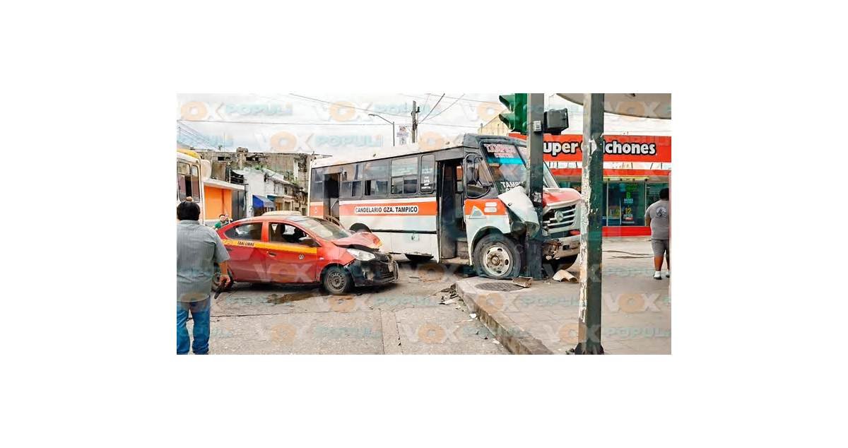 Taxi se impacta contra un autobús y lo proyecta contra semáforo en Tampico, Tamaulipas