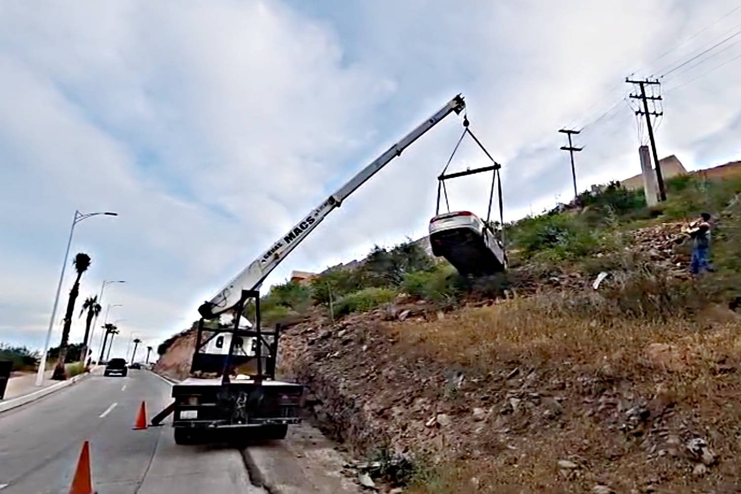 Grúa recuperó vehículo conducido por menor de edad tras accidente en Cerro de la Calavera, La Paz