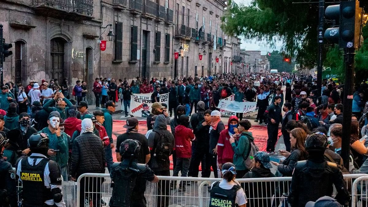Normalistas vandalizan negocios durante marcha en Morelia