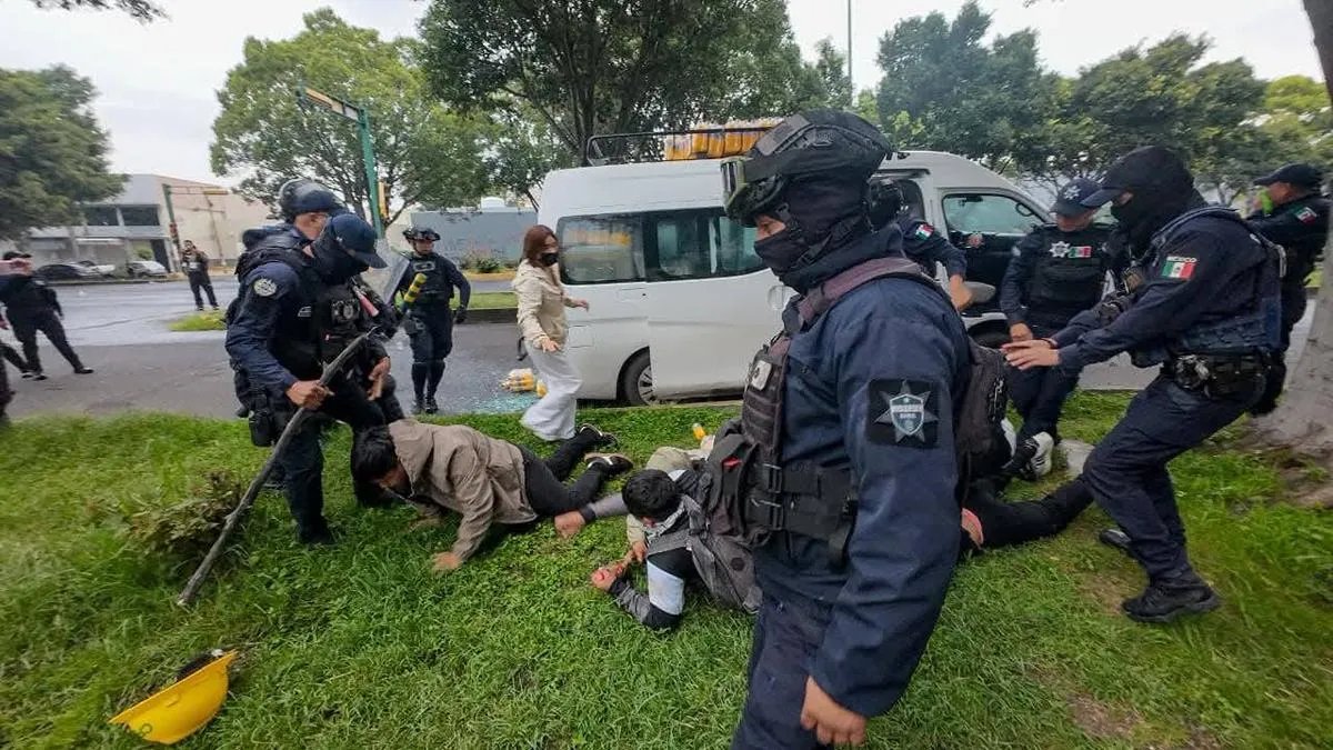 Asamblea de Mujeres Michoacán acusa represión contra normalistas durante operativo en Morelia