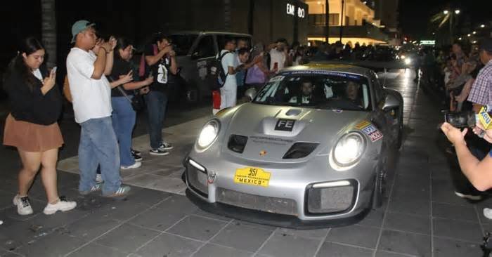 Carrera Panamericana llega al puerto de Veracruz con 72 autos y pilotos de 11 países