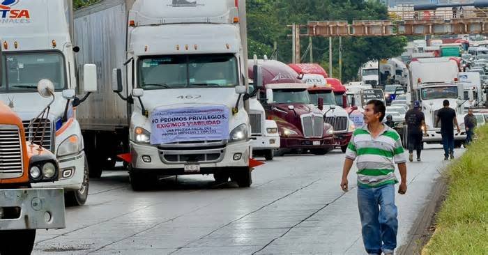Paro de transportistas golpea al puerto de Veracruz; peligra el flujo de mercancías