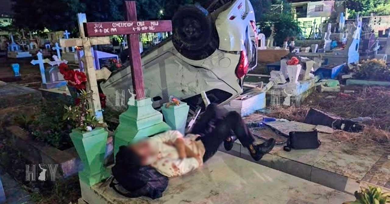 Vuelca automóvil entre tumbas de panteón en Tampico; tres lesionados