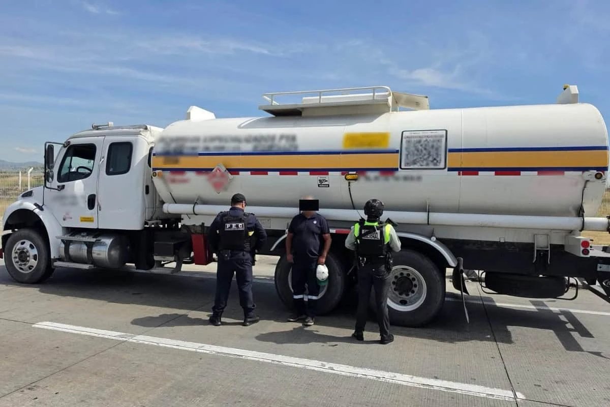 Un cambio de carril llevó a la revisión de un tractocamión con 20 mil litros de diésel en Guanajuato