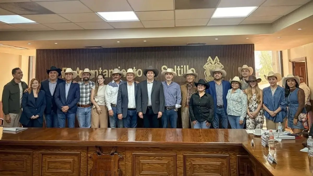 Regidores de Saltillo lucen botas y sombrero en sesión de Cabildo