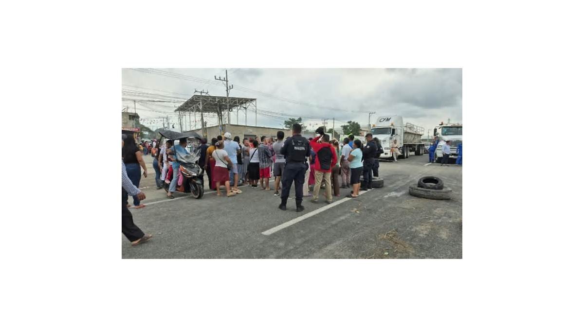 Bloquean carretera federal Cárdenas a Villahermosa por falta de puente peatonal y muertes por atropellamientos