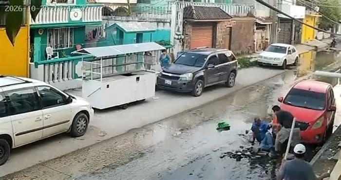 Adulto mayor cae al intentar cruzar calle inundada de aguas de drenaje en Tampico, Tamaulipas