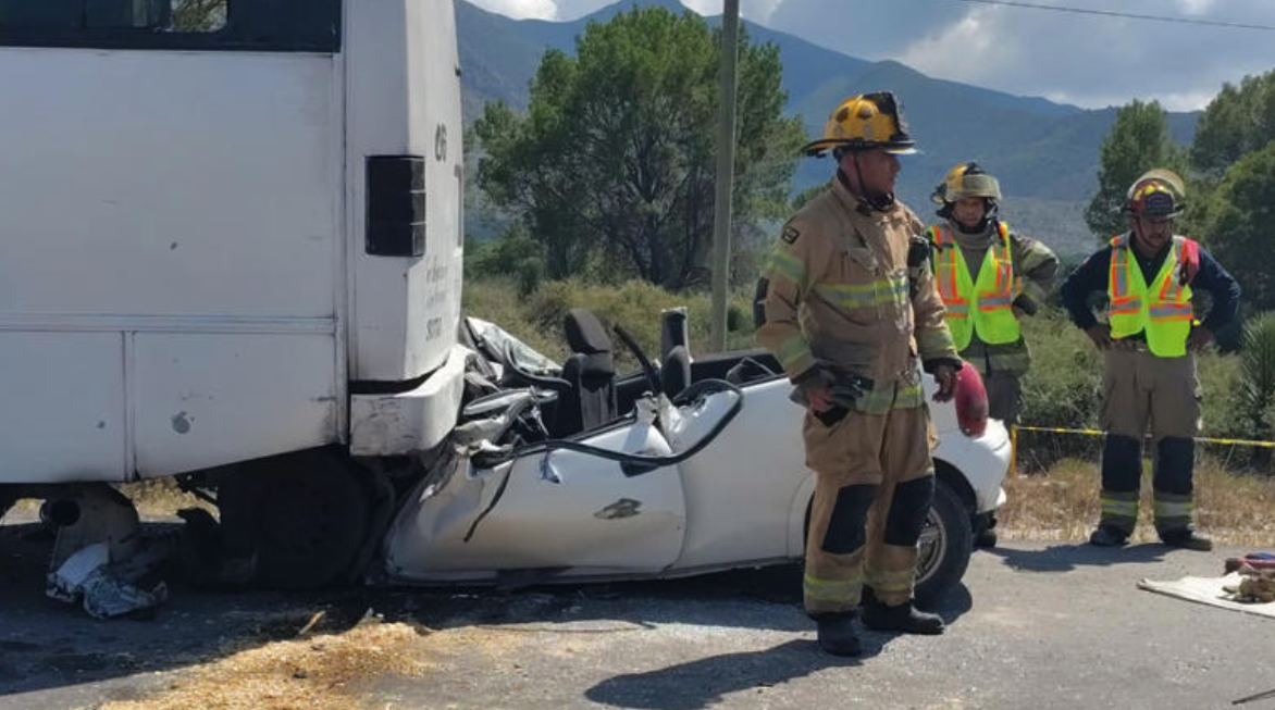 Maniobras de emergencia en la Saltillo-Zacatecas: liberan a joven prensado tras colisión vehicular
