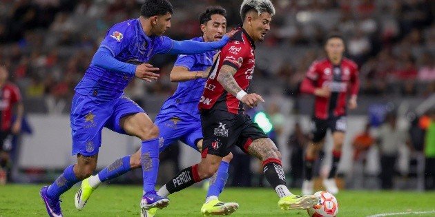 Chivas y Atlas chocan por el orgullo tapatío en la cancha del Estadio Jalisco