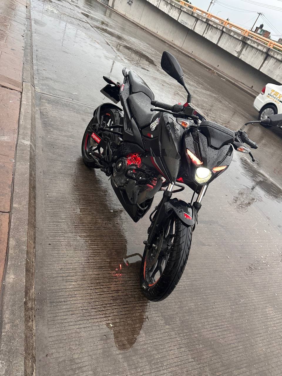 Se busca moto robada: Placas H9F81L