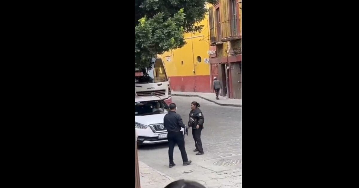 Mujer atropella a policía de Tránsito para evitar multa en San Miguel de Allende (VIDEO)