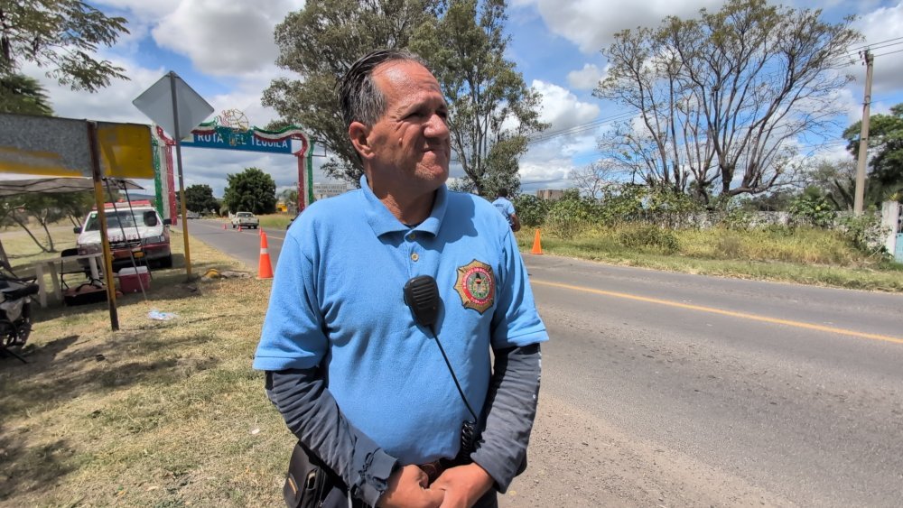 Sin sueldo, sin ambulancia y sin pipa: bomberos de Cuerámaro