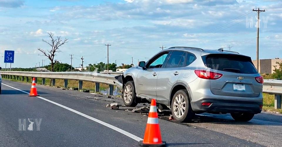 Conductor estrella camioneta contra barrera metálica en Tampico