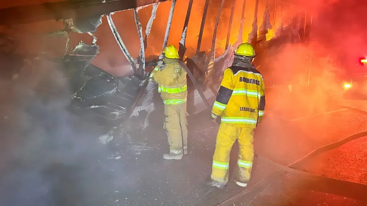 Consume incendio tráiler cargado con vitropiso en Lerdo, Durango