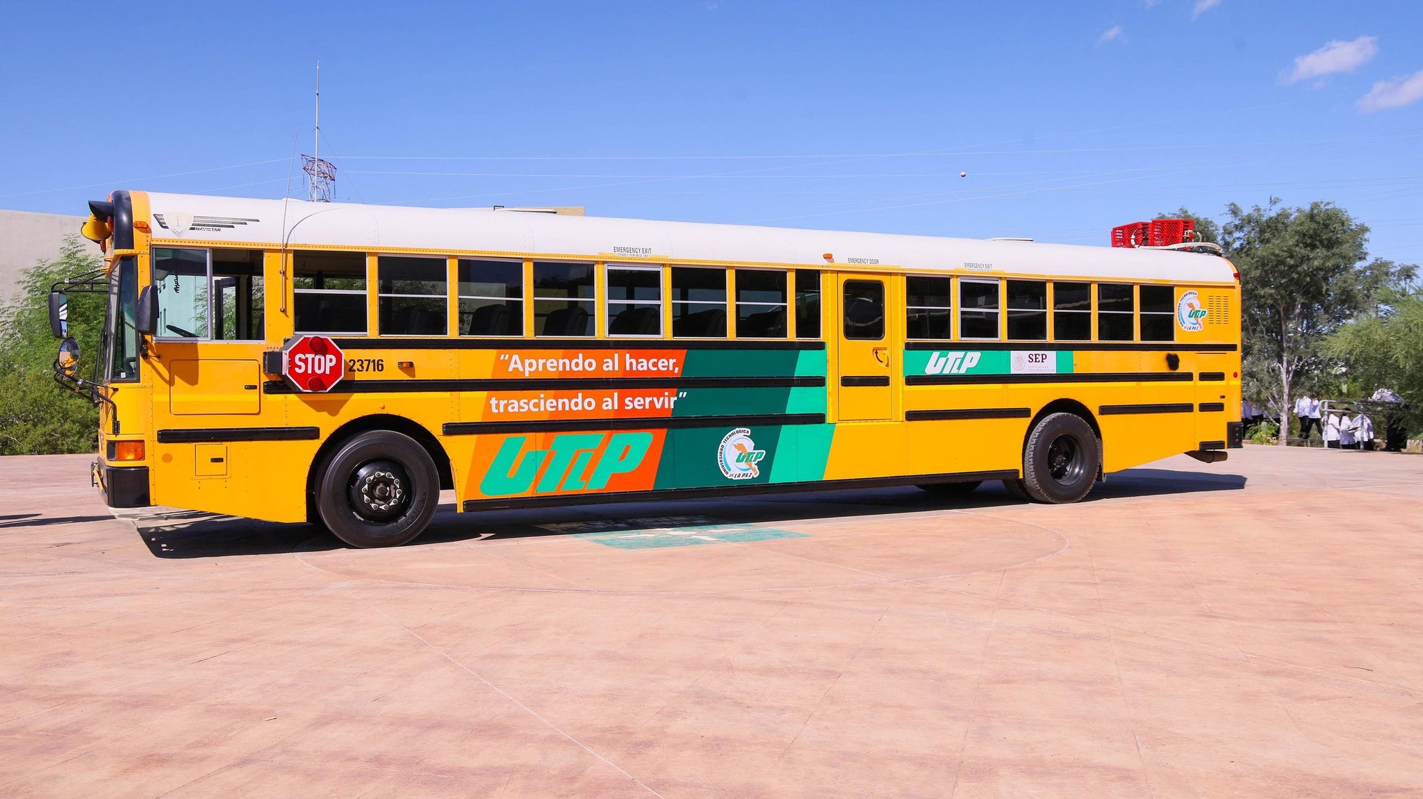 Entregan autobús de 56 pasajeros a la Universidad Tecnológica de La Paz