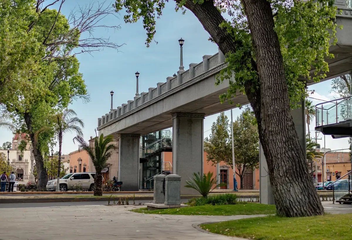 Rescatan a hombre en Tuxtla Gutiérrez que quería lanzarse de un puente