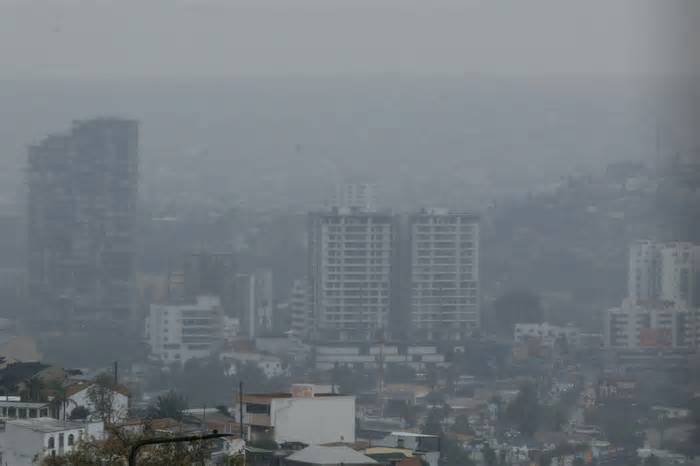 Lluvias en Tijuana provocan encharcamientos y tráfico lento