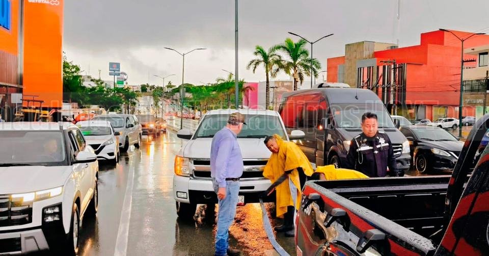 Lluvias dejan vehículos varados en Tampico, precaución al conducir