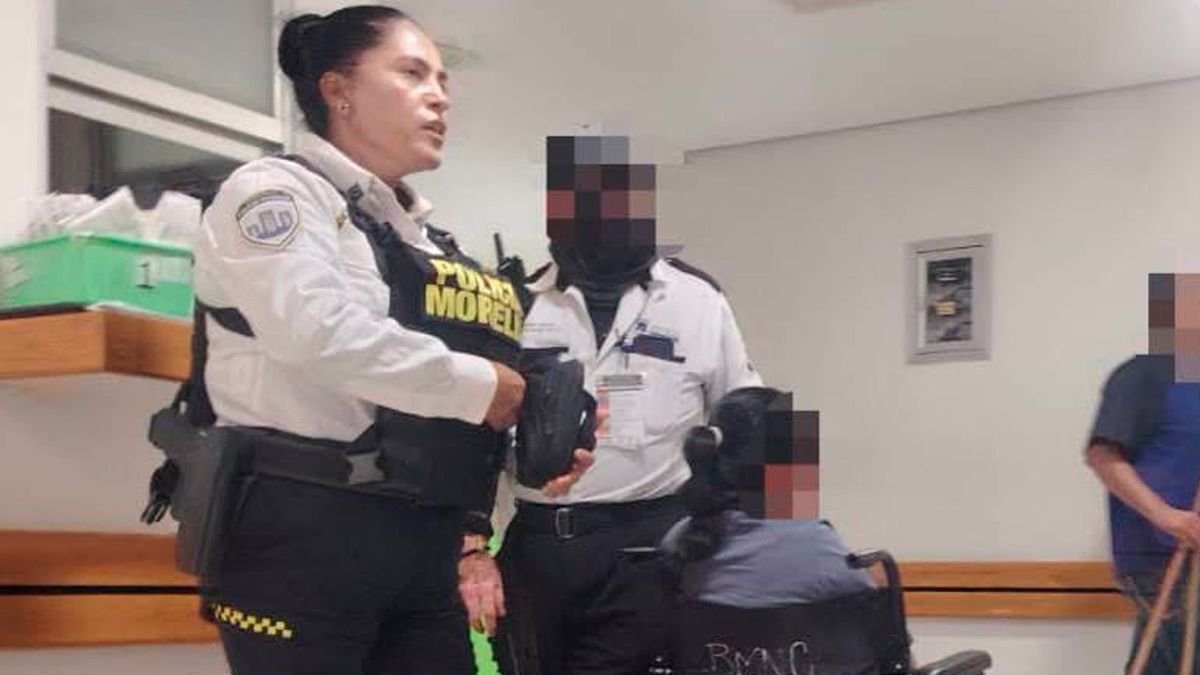 Policía Morelia escolta vehículo con persona lesionada hasta urgencias del IMSS