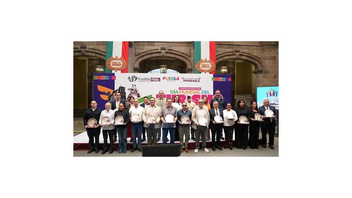 Ayuntamiento de Puebla entrega reconocimientos a íconos del turismo
