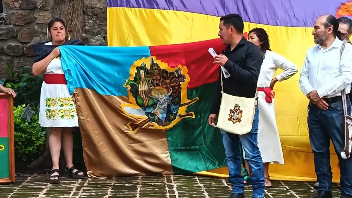 Presentan nueva bandera del pueblo pirinda en Morelia