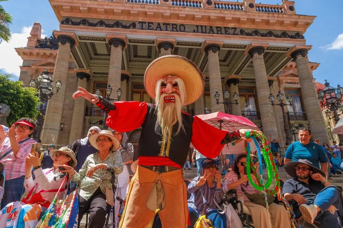 Inauguran Gran Muestra de Altares Hanal Pixán en Mérida con 62 ofrendas