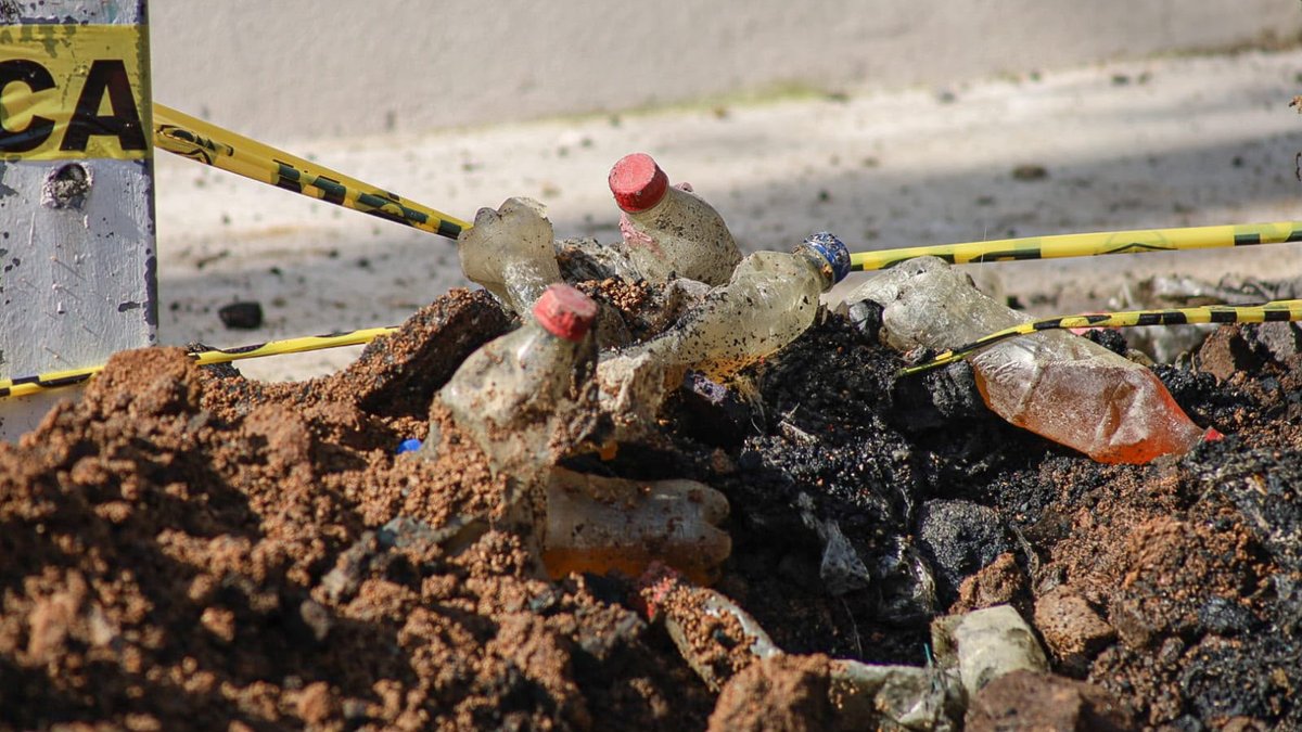 ¡Hasta botellas y telas! Basura tapa drenaje en Morelia y Ooapas tiene que sustituir tubería