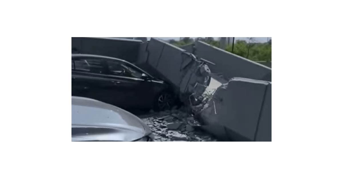 Puente peatonal se desploma sobre un auto en avenida de Monterrey