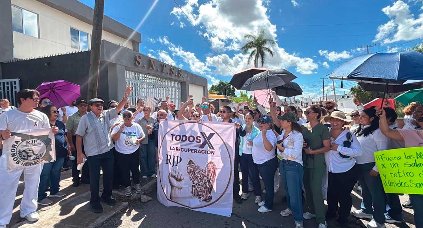 Se manifiestan trabajadores, jubilados y derechohabientes del IMSS por salarios y falta de insumos en Hermosillo