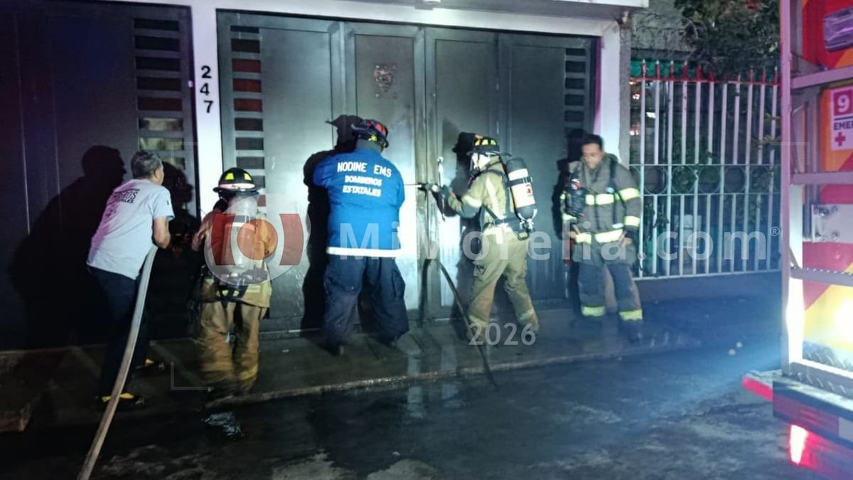 Se incendia camioneta en cochera de vivienda en Morelia