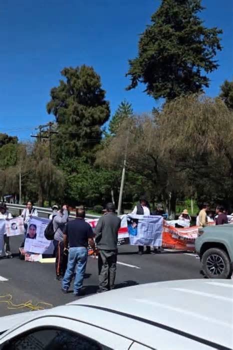 ¡No hay paso en la México-Toluca! Bloqueo desata riñas tras 20 horas de cierre