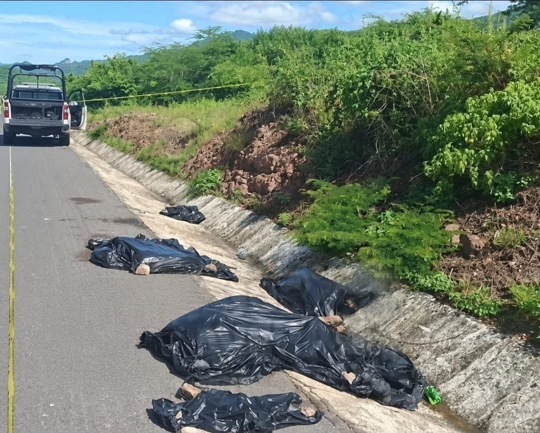 LOCALIZAN DOS CUERPOS EMBOLSADOS Y CON HUELLAS DE VIOLENCIA EN SINALOA...👇