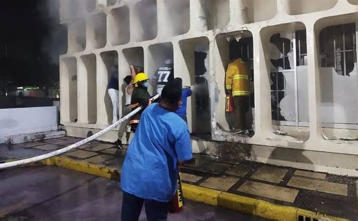 Se incendia farmacia del IMSS en Veracruz sin lesionados