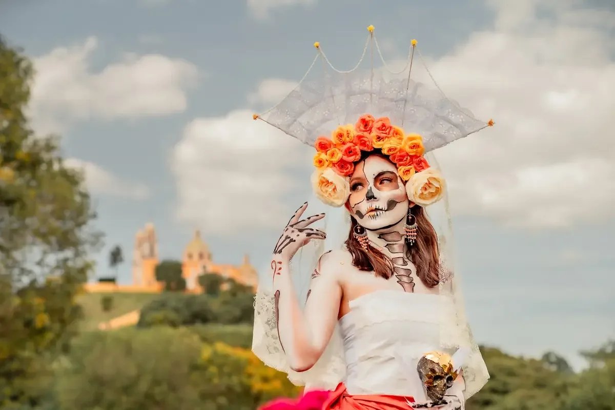 Desfile de Calaveras en Monterrey celebra el Día de Muertos con miles.