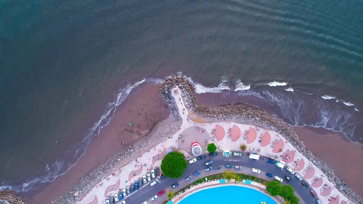 Marea atípica inunda malecón de La Paz, BCS; vialidades cerradas