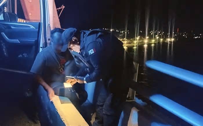 Auxilian a hombre que subió a lo alto del Puente Tampico