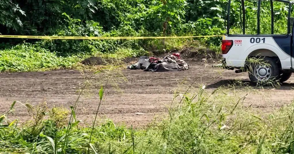 Hallan tres cuerpos envueltos en cobijas en Acaponeta, Nayarit