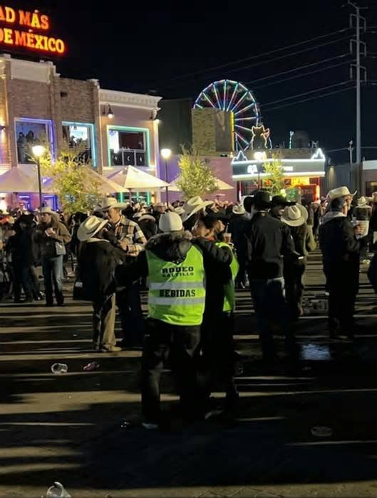 ¡Imperdible escena! Trabajadores del Rodeo Saltillo 2026 se vuelven virales por sus pasos de baile durante el festival