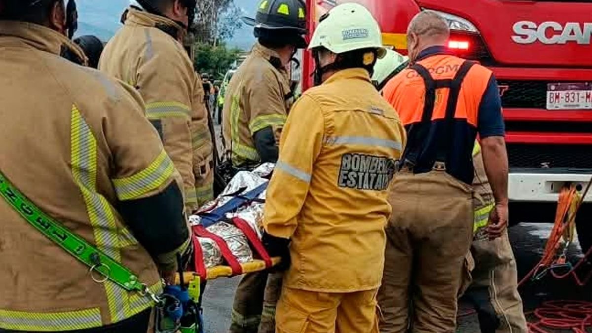 Vehículo sale de la Morelia-Pátzcuaro; rescatan con cuerdas a tres lesionados