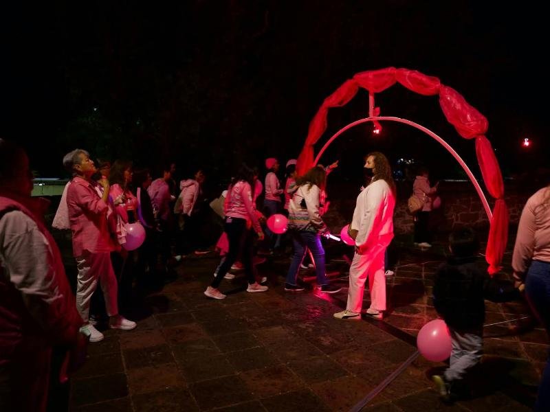 Iluminan de rosa el Puente de la Historia en San Juan del Río